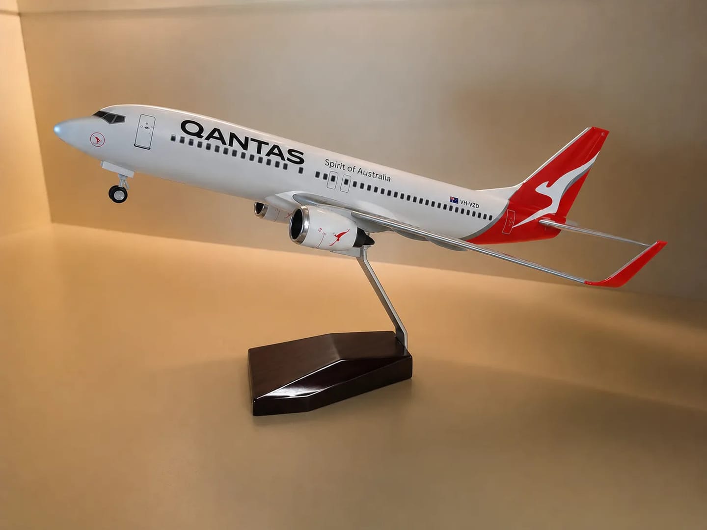 Customer photo review of Qantas Boeing 737-800 1:85 Scale Model