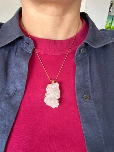 Une cliente porte le collier apophyllite avec le pendentif en cristal brut sur sa poitrine.