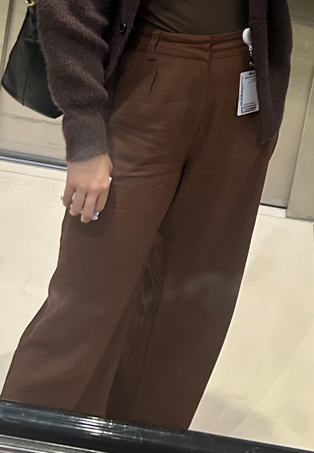 Customer photo review of Calça Pantalona Graviola Marrom Escuro