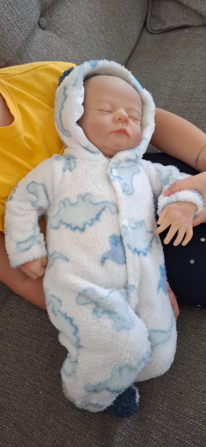 Customer photo review of Bambola reborn maschio addormentato 50cm, viso dolcissimo, stoffa/vinile – LEO