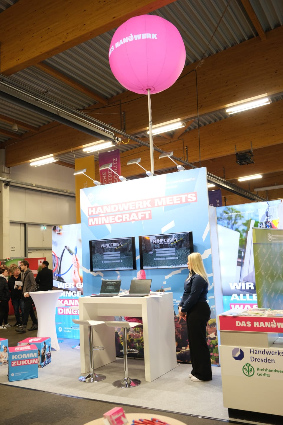 Customer photo review of Tripod advertising balloon air filled EN 13501-1 certificate up to 6m - 19.5ft height