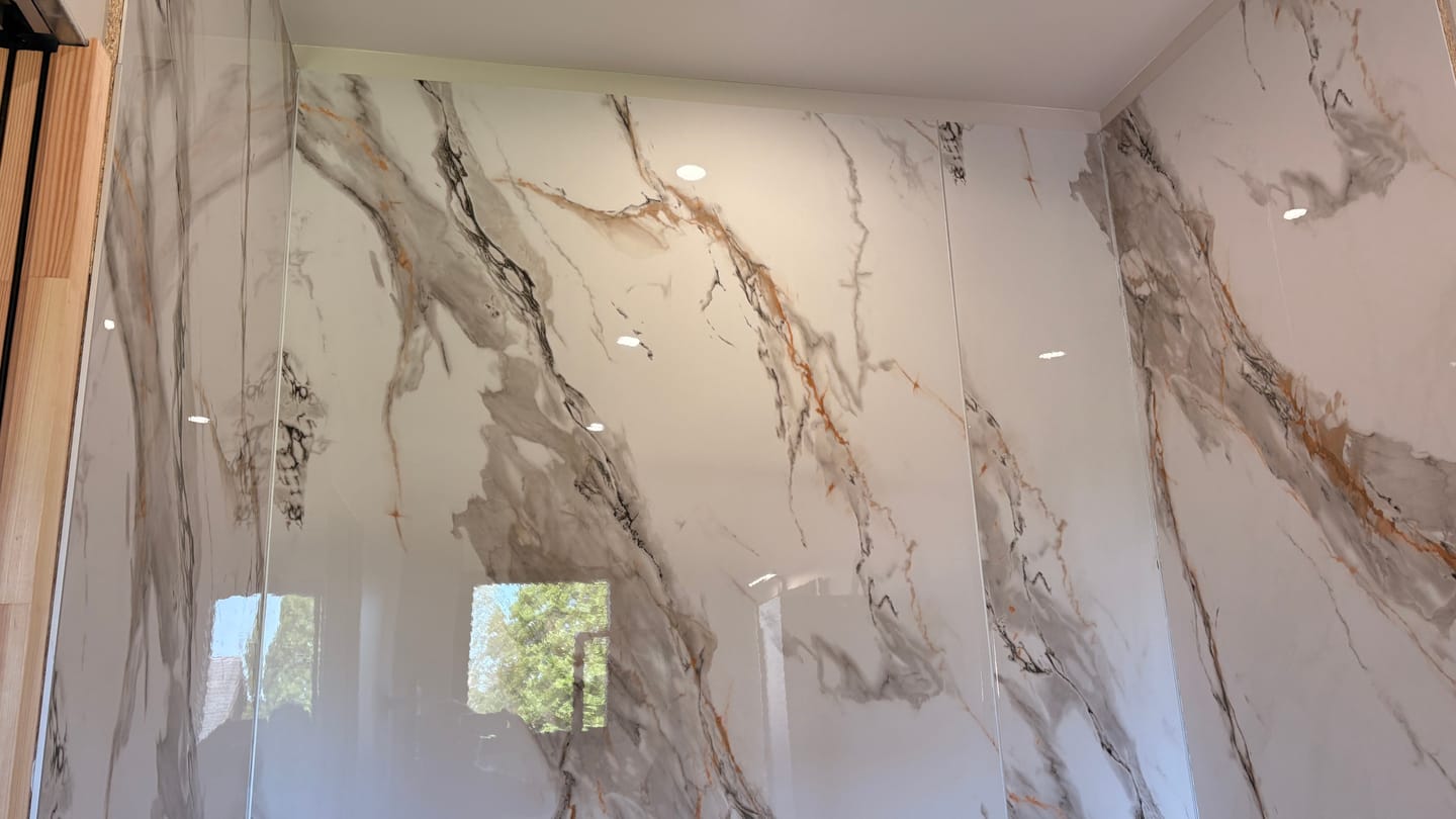 Customer photo review of Panneau Mural PVC Effet Marbre Blanc Marron - 260 x 120 CM