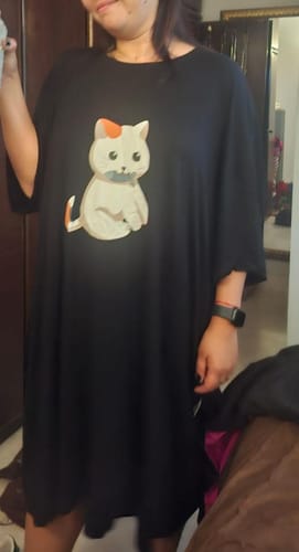 Cliente vestindo a camisola Gatinho preta, mostrando o caimento solto da peça.