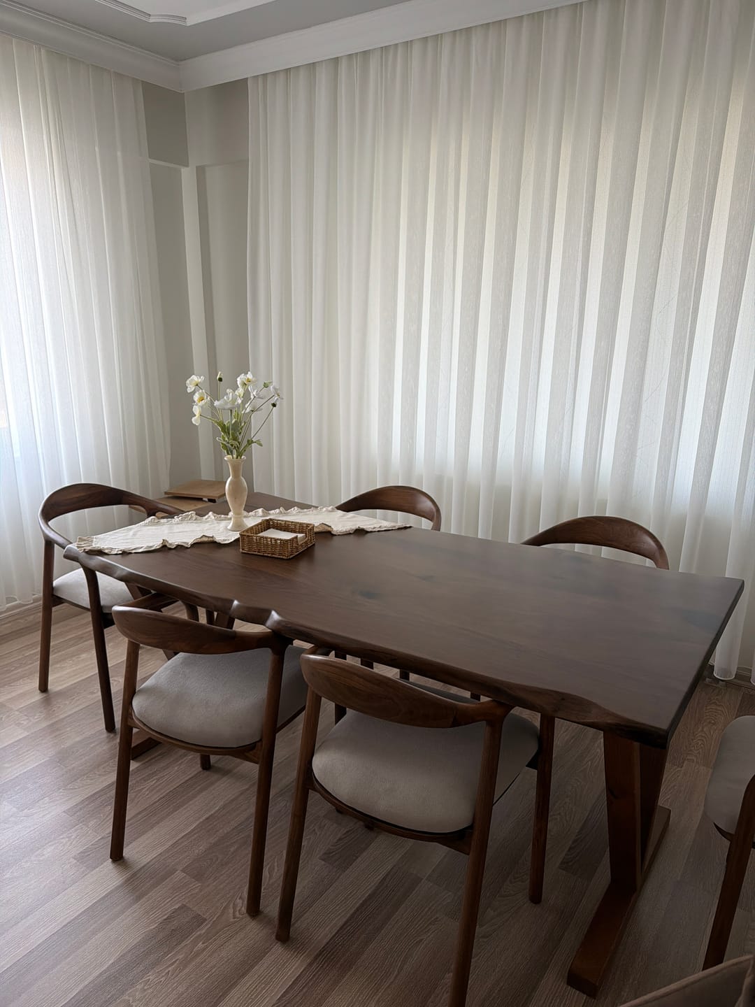 Customer photo review of Ahşap Yemek Masası - Masif Ceviz Doğal Kenarlı Model