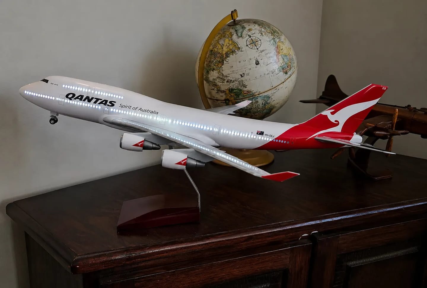 Customer photo review of Qantas Boeing 747-400 1:150 Scale Model