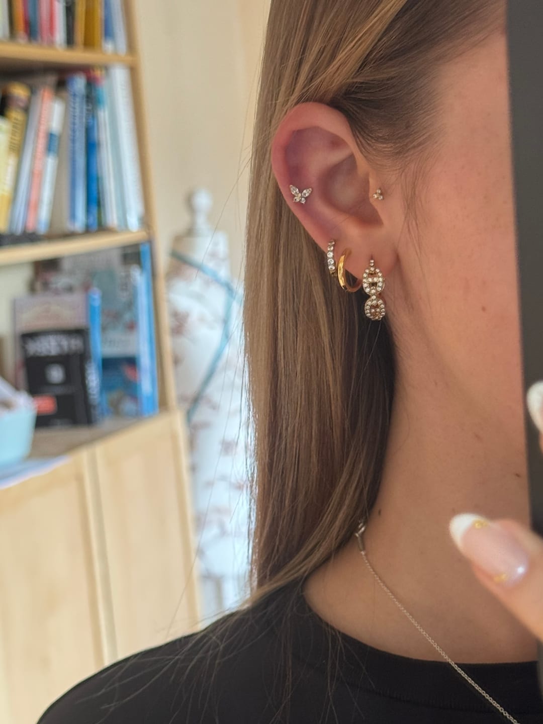 Customer photo review of Pave Flow Deluxe Huggie Ohrringe 14K Vergoldet