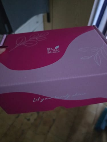 Recensore mostra la confezione rosa del prodotto Hair Density Filler al momento della ricezione.