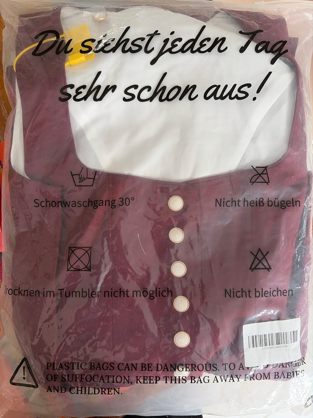 Customer photo review of Rot Herz-Ausschnitt traditionell Dirndl