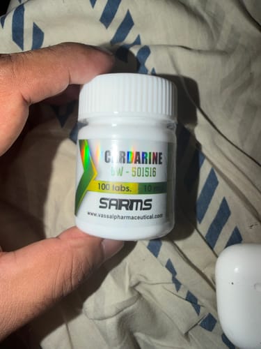 Un cliente sostiene en su mano un bote de Cardarine GW-501516.