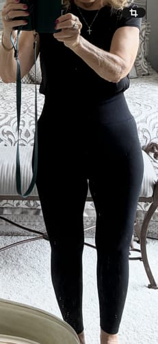 Customer's mirror selfie showing the front fit of the black 3D Anti-Cellulite Leggings.
