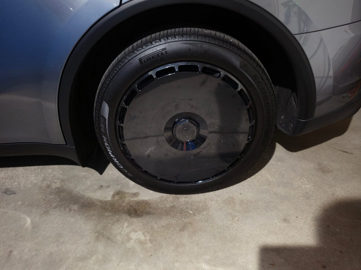 Customer photo review of EVAAM® Stylish Fully Wrapped Wheel Hubcap For Tesla Model 3/Y (4 PCS)