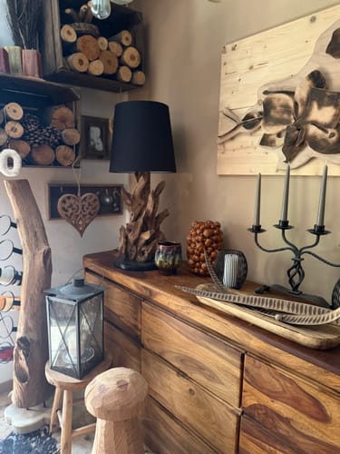 Kundenfoto der Wurzelholz-Tischlampe mit schwarzem Schirm, die auf einem hölzernen Sideboard in einer rustikalen Umgebung steht.