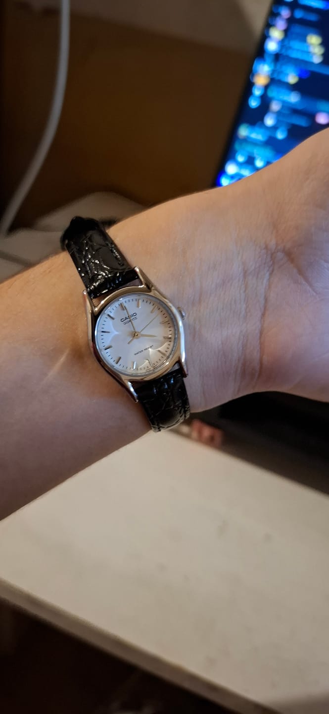 Customer photo review of Reloj Casio Análogo LTP-1094E-7A Correa de Cuero Negra