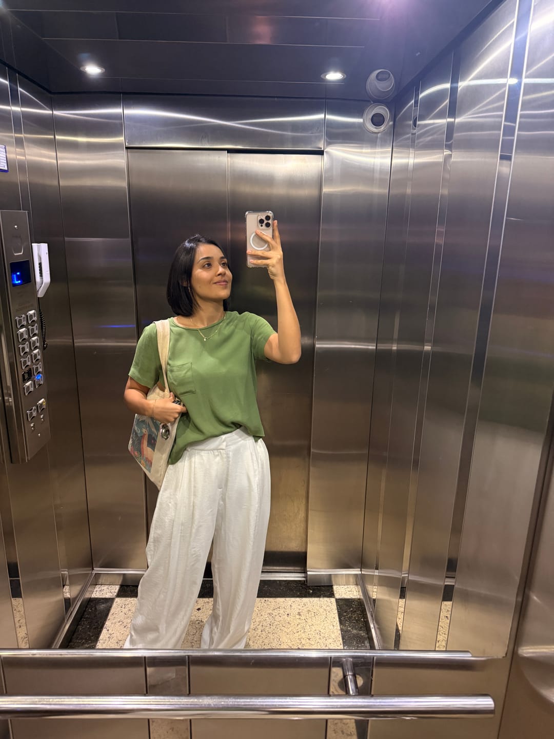 Customer photo review of Calça Pantalona Agave Off White + Forro
