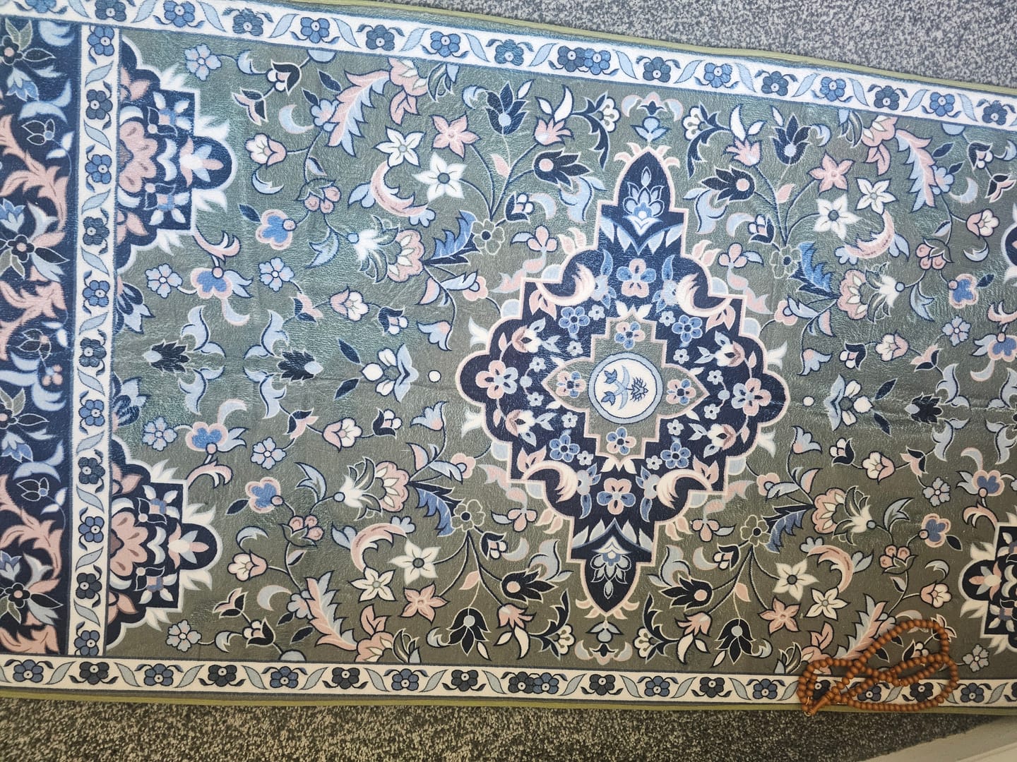 Customer photo review of Masjid-e-Nabawi Mosque Padded Prayer Mat