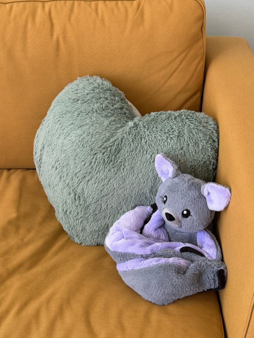 Customer photo review of Super Sized Heart to Hug Pillow  | כריות לב חיבוק ענקיות