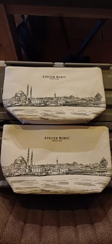 Recensent toont twee identieke Luxe Toilettassen met een print van de skyline van Istanbul.