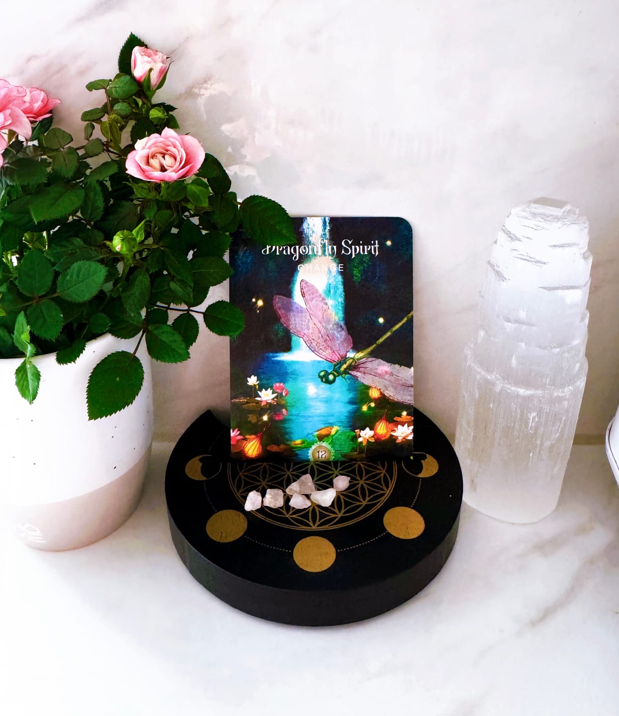 Customer photo review of Halbmond Tarot Kartenständer – Flower of Life Deko für tägliche Rituale