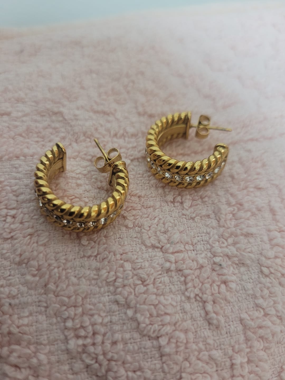 Customer photo review of Brinco de Argola Date Banhado em Ouro 18k