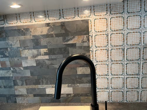 Customer photo review of Pierre Naturelle Adhésive Autumn Rustic 60 x 15 CM — Parement Ardoise Anthracite