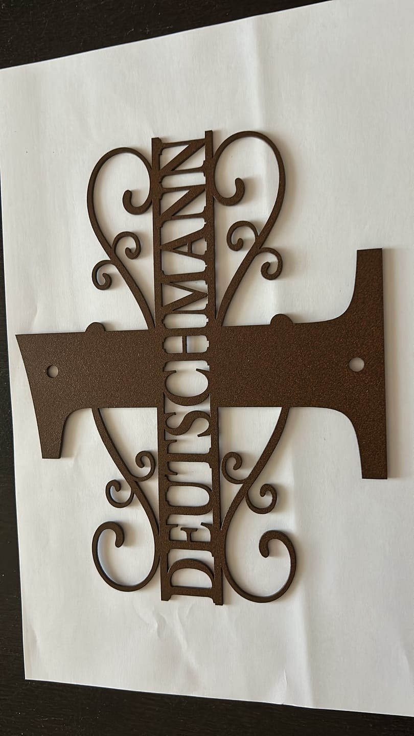 Customer photo review of Hausnummer-Türschild Ornamental Style mit Familiennamen (personalisierbar)