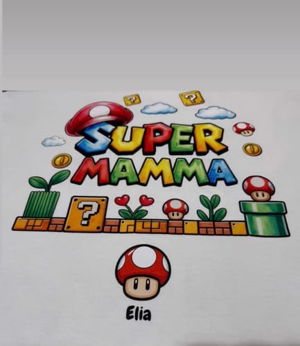 Kunde zeigt personalisiertes 'Super Mamma'-T-Shirt mit Grafik im Videospiel-Stil und dem Namen 'Elia'.
