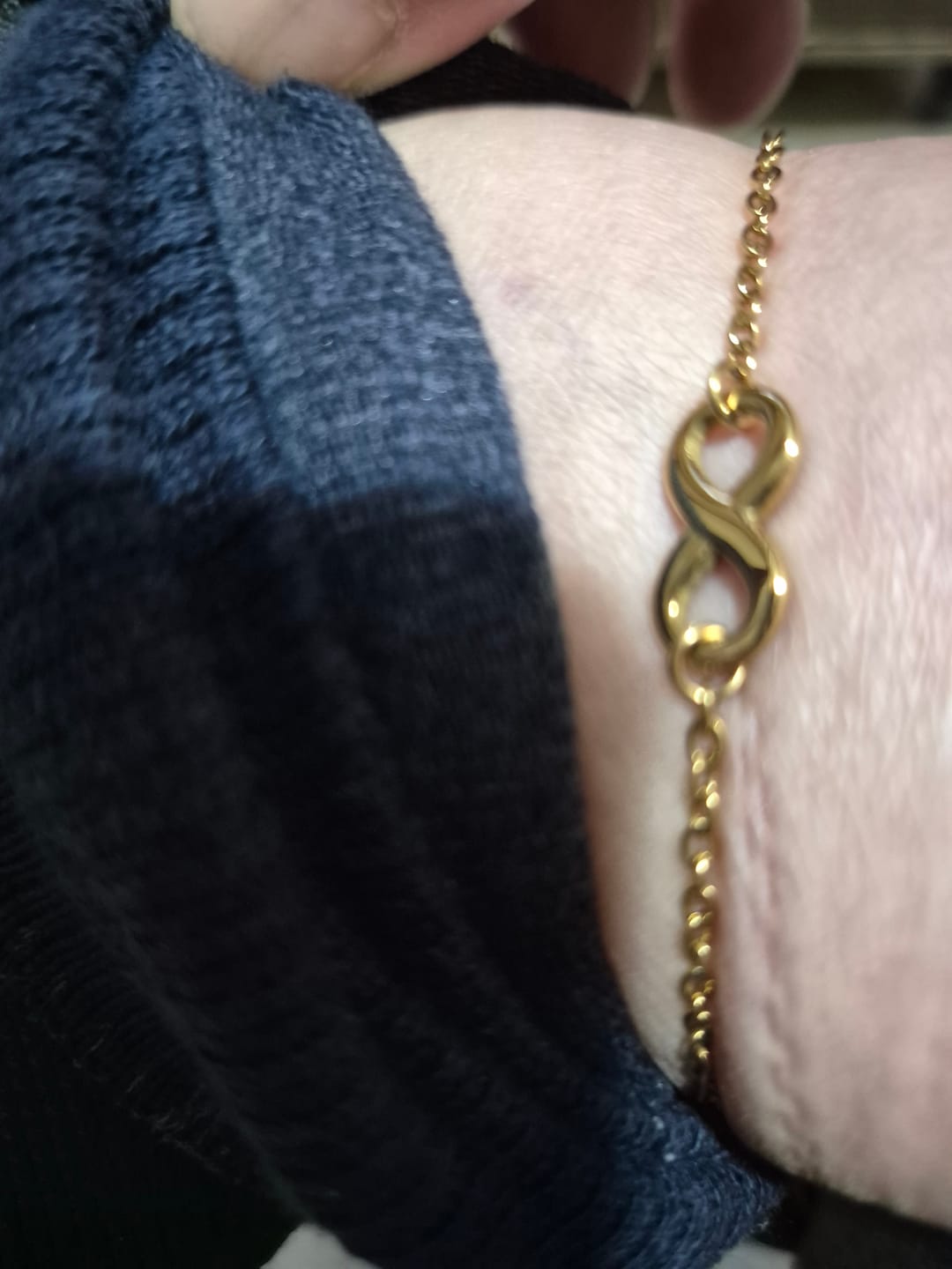 Customer photo review of Tornozeleira Infinito Banhado em Ouro 18K