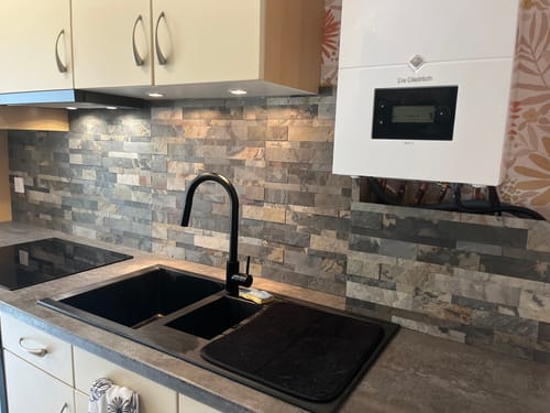Customer photo review of Pierre Naturelle Adhésive Autumn Rustic 60 x 15 CM — Parement Ardoise Anthracite