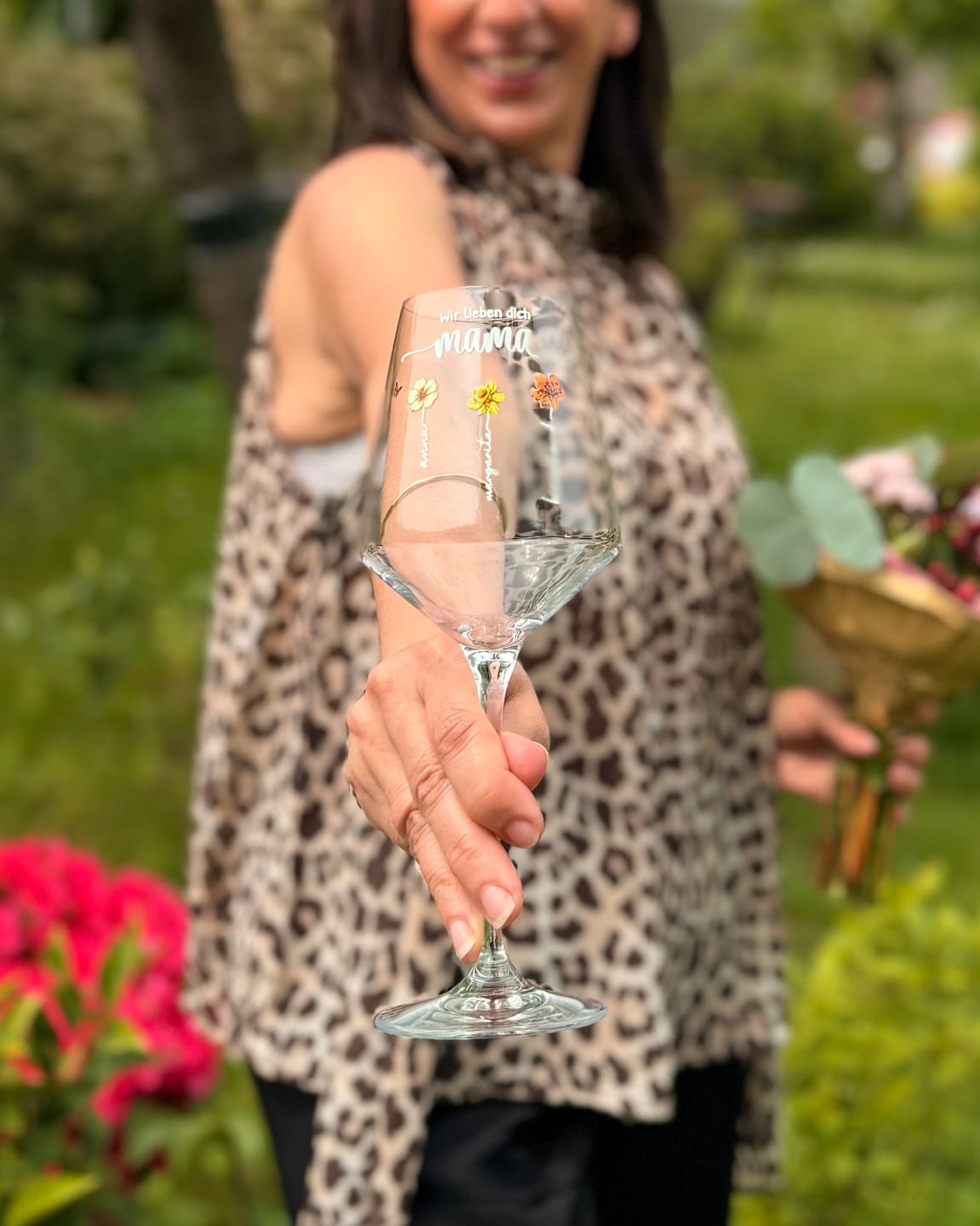 Customer photo review of Mamas Garten - Weinglas mit Kindernamen und Blumen für Mama und Oma