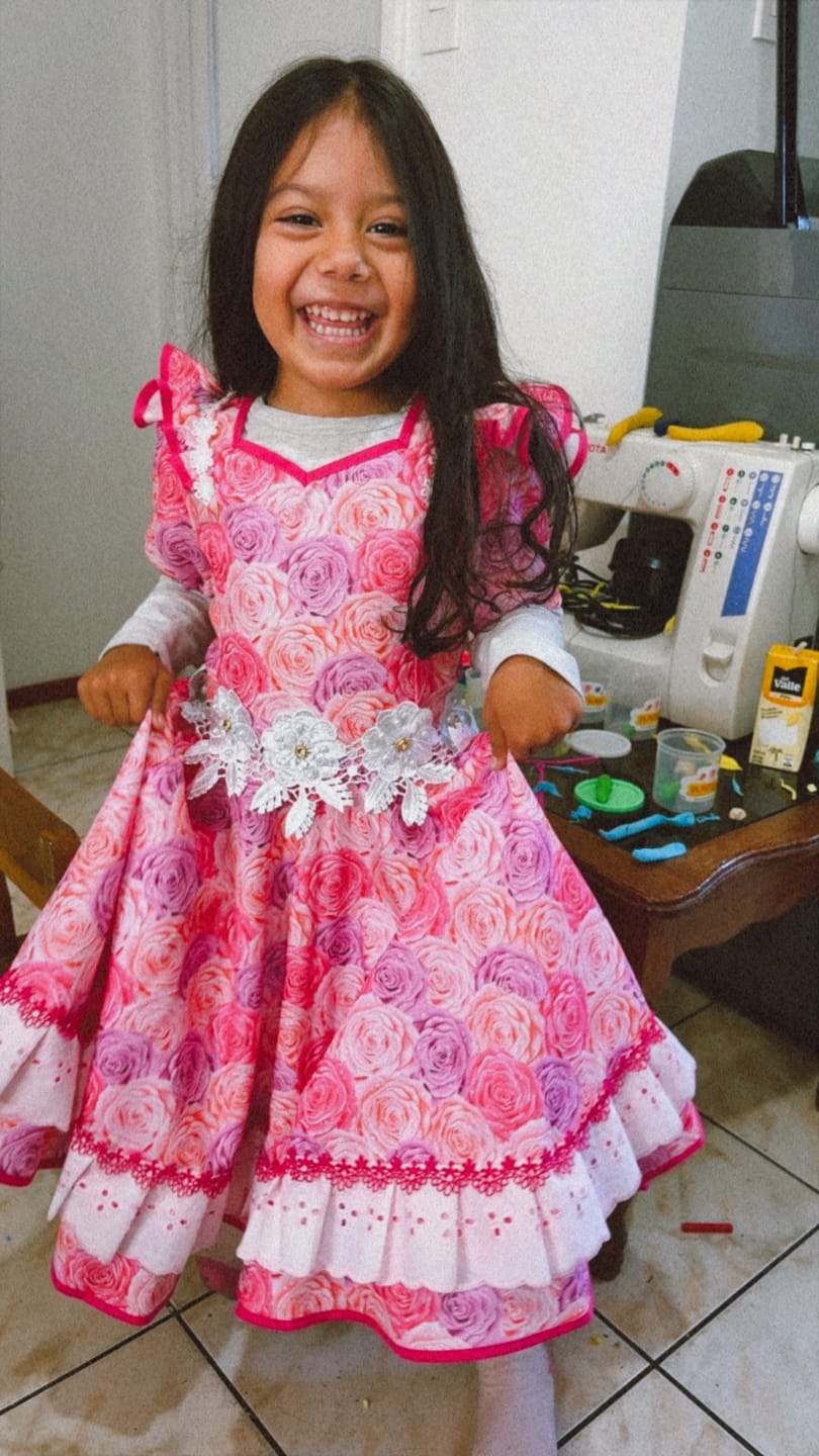 Customer photo review of Vestido De China Huasa Mariposa Rosado