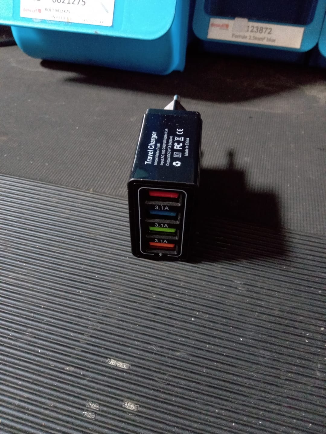 Customer photo review of Incarcator Retea 4 porturi Timebox, 20W, 3 x USB, 1 x Quick-Charge 3, Negru