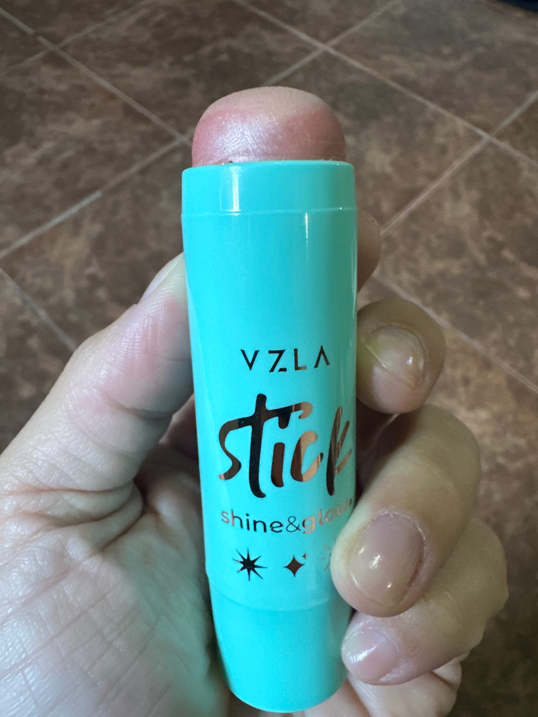 Customer photo review of Shine And Glow – Iluminador Em Stick – Vizzela