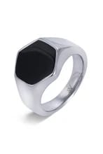 Reseña del cliente del Anillo Classic Onyx mostrando el brillante anillo plateado con una piedra de ónix negra.