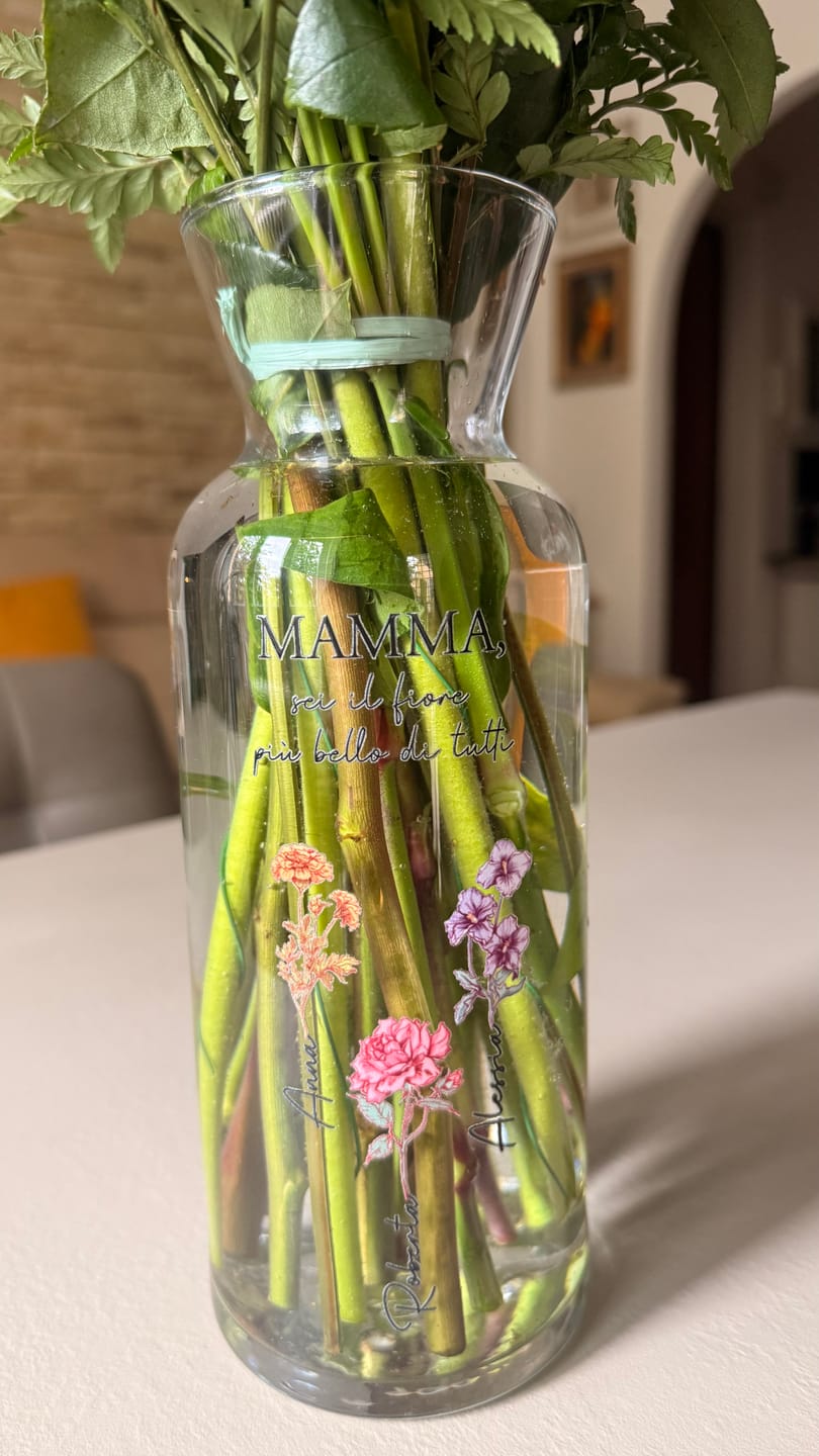 Customer photo review of Il giardino della mamma – Vaso in vetro personalizzato con nome e fiori per mamma e nonna