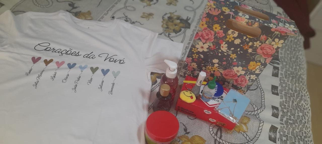 Customer photo review of Camiseta Personalizada CORAÇÕES DA VOVÓ - BRANCA - Algodão 100%