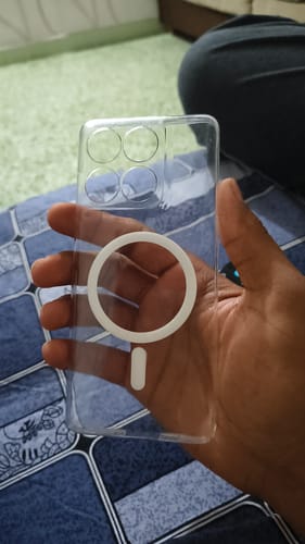 Customer holding the Anti Yellow Magsafe Clear Case, showing the transparent body and white magnetic ring.