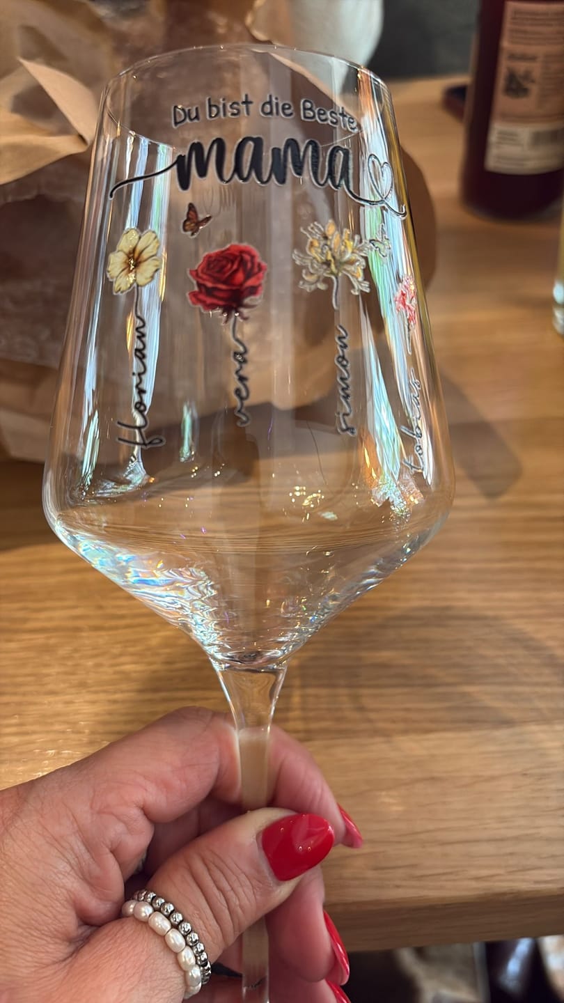 Customer photo review of Mamas Garten - Weinglas mit Kindernamen und Blumen für Mama und Oma
