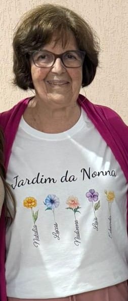 Customer photo review of Camiseta JARDIM DA VOVÓ - NOVAS FLORES  | Presente para Avó | Algodão 100%