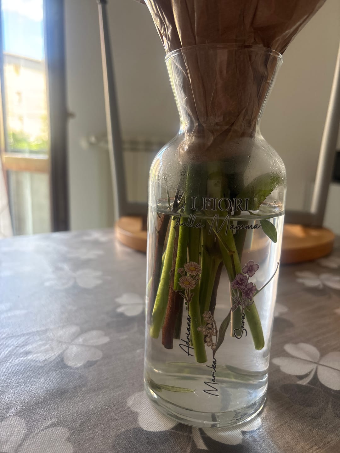 Customer photo review of Il giardino della mamma – Vaso in vetro personalizzato con nome e fiori per mamma e nonna