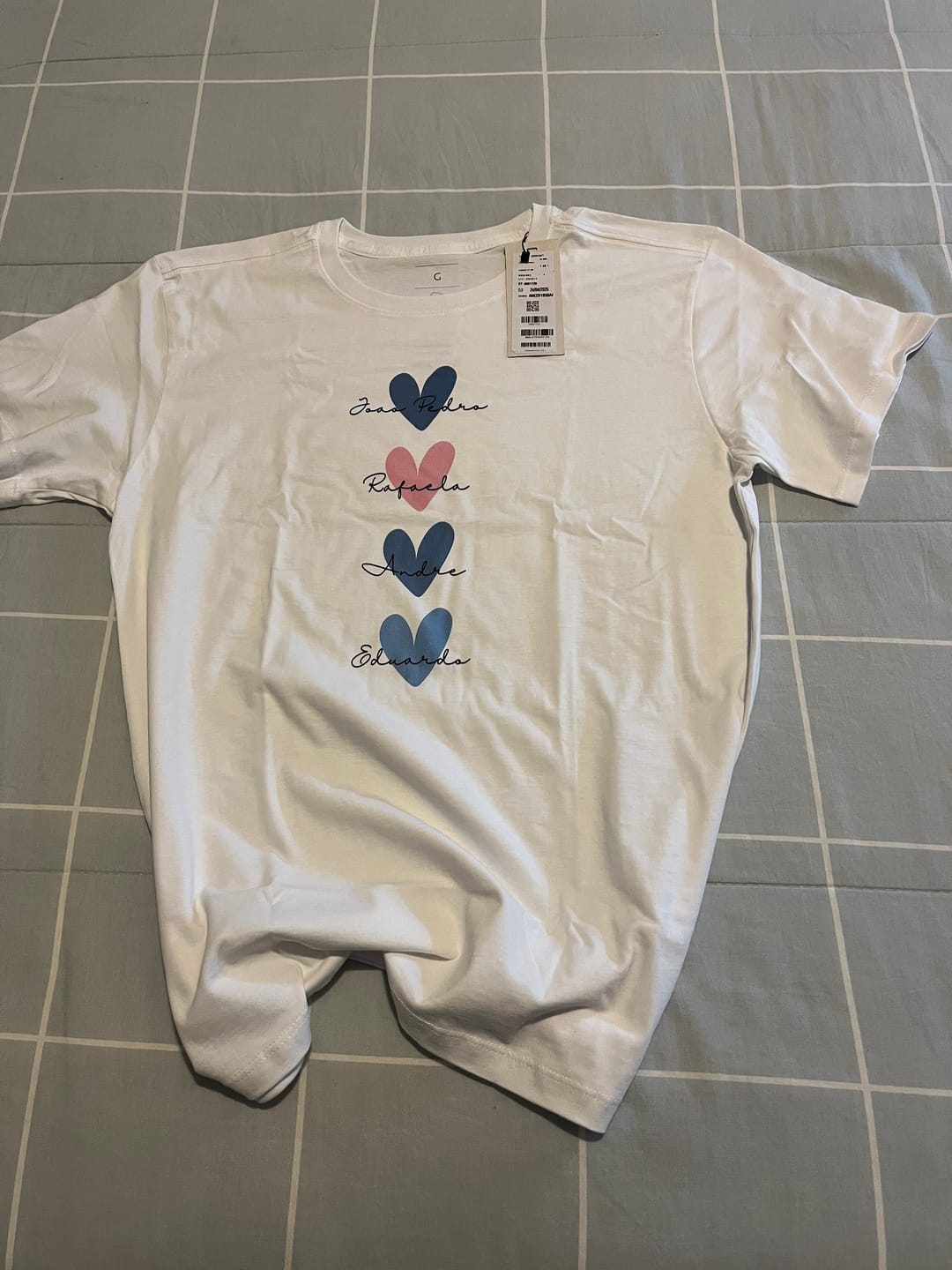 Customer photo review of Camiseta Personalizada - CORAÇÕES E NOMES (Até 5 nomes) - 100% Algodão