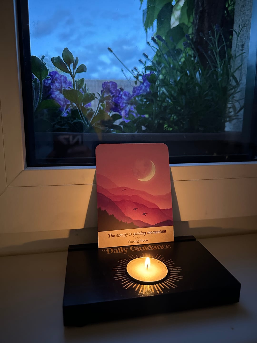 Customer photo review of Daily Guidance Kartenständer - Witchy Tarot / Orakel Kartenständer mit Teelichthalter