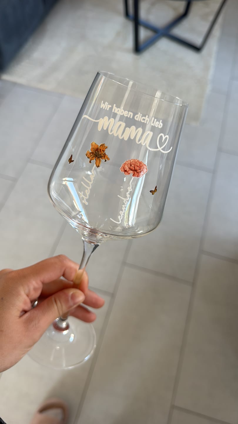 Customer photo review of Mamas Garten - Weinglas mit Kindernamen und Blumen für Mama und Oma