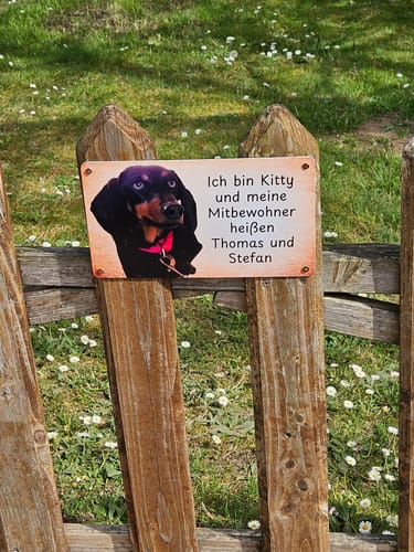 Customer photo review of Hunde-Türschild personalisiert mit Foto & Text (UV- und wetterfest)