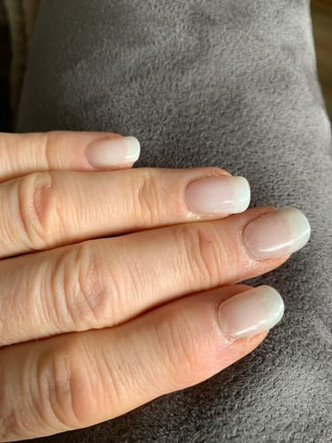 Rezensentin zeigt ihre natürliche Babyboomer Semi Transparent UV-Gel-Maniküre.