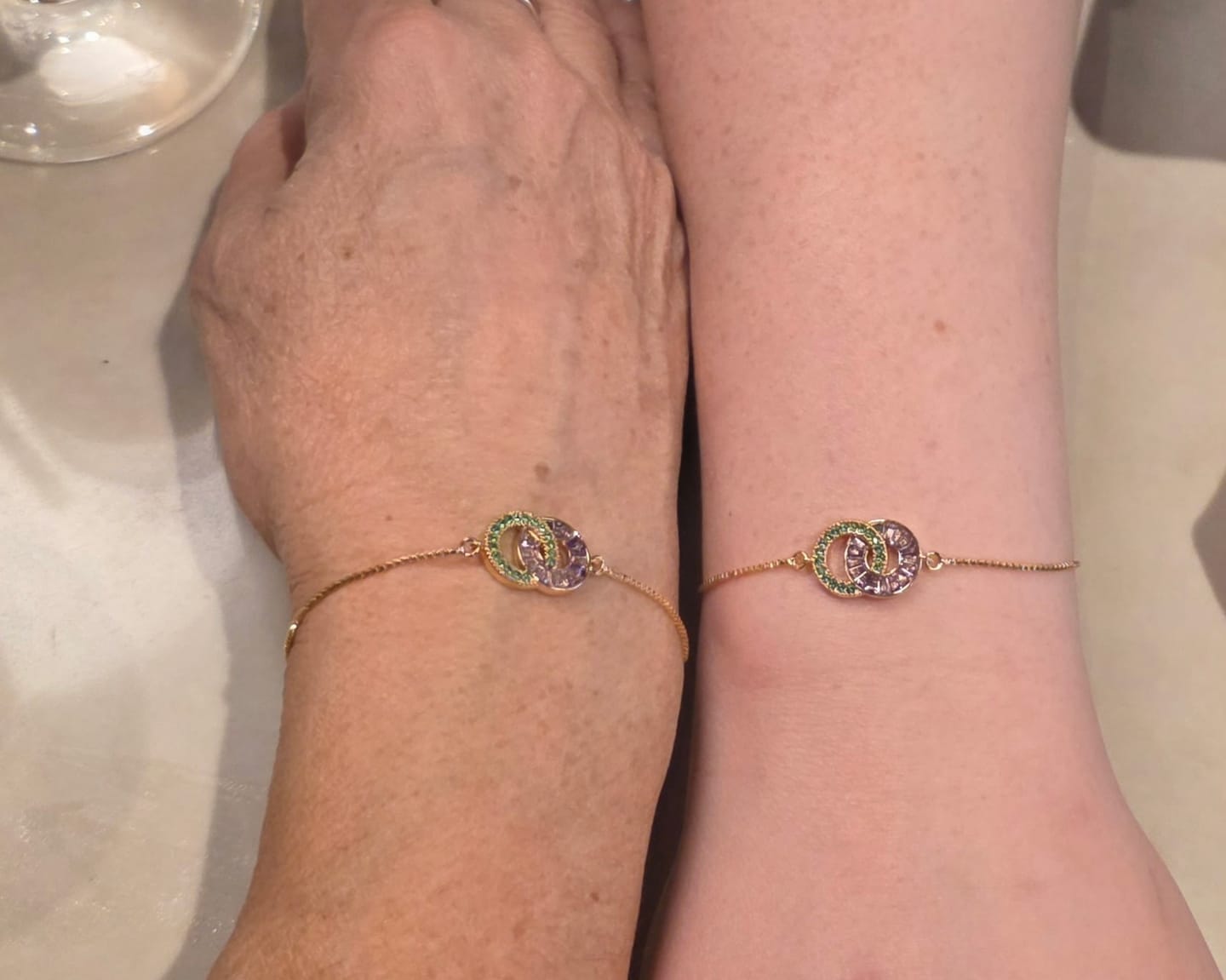 Customer photo review of Pulsera de piedra natal "Vínculo Inquebrantable"