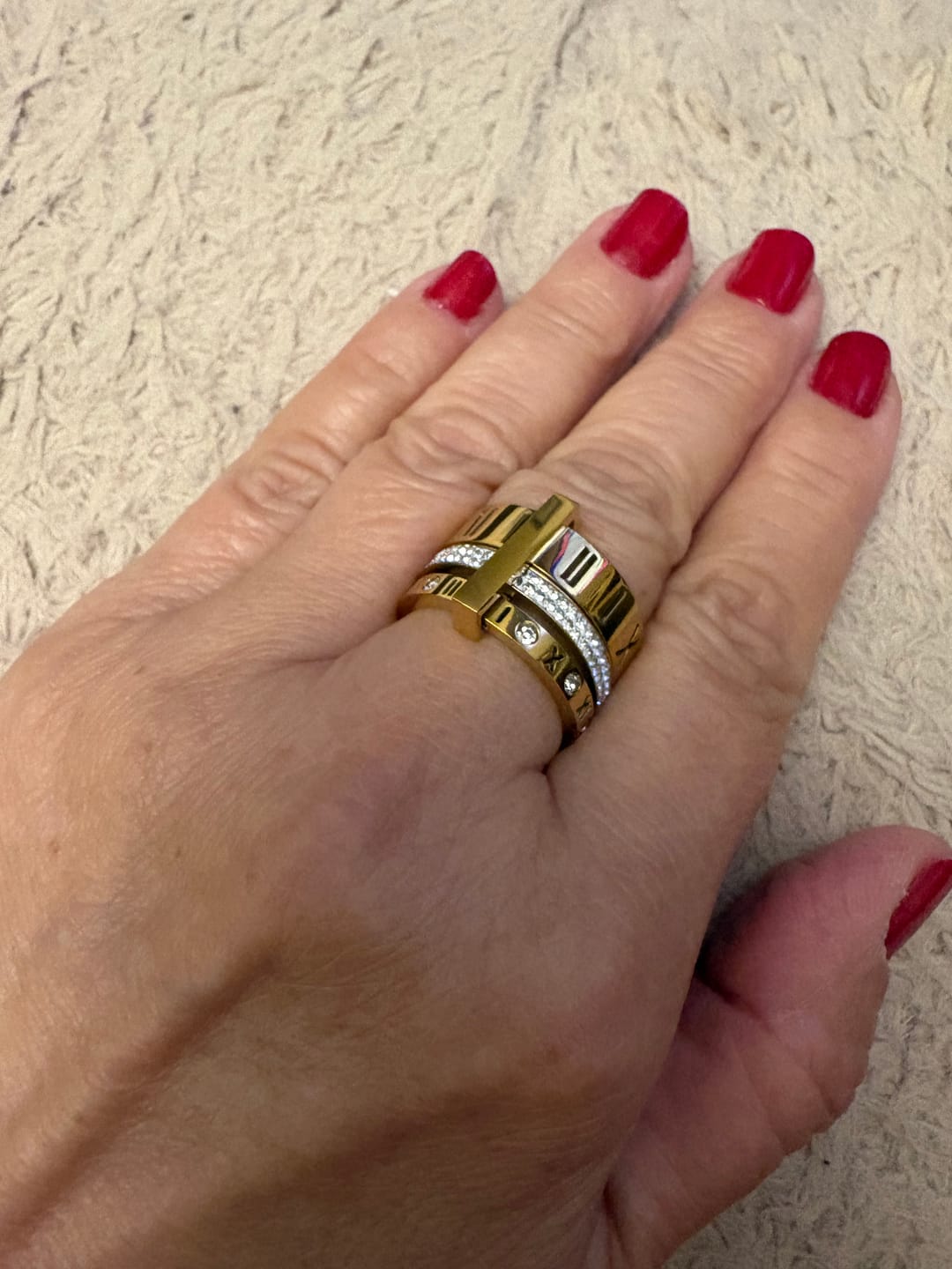 Customer photo review of Anel Aro Triplo Algarismo Romano Banhado em Ouro 18K