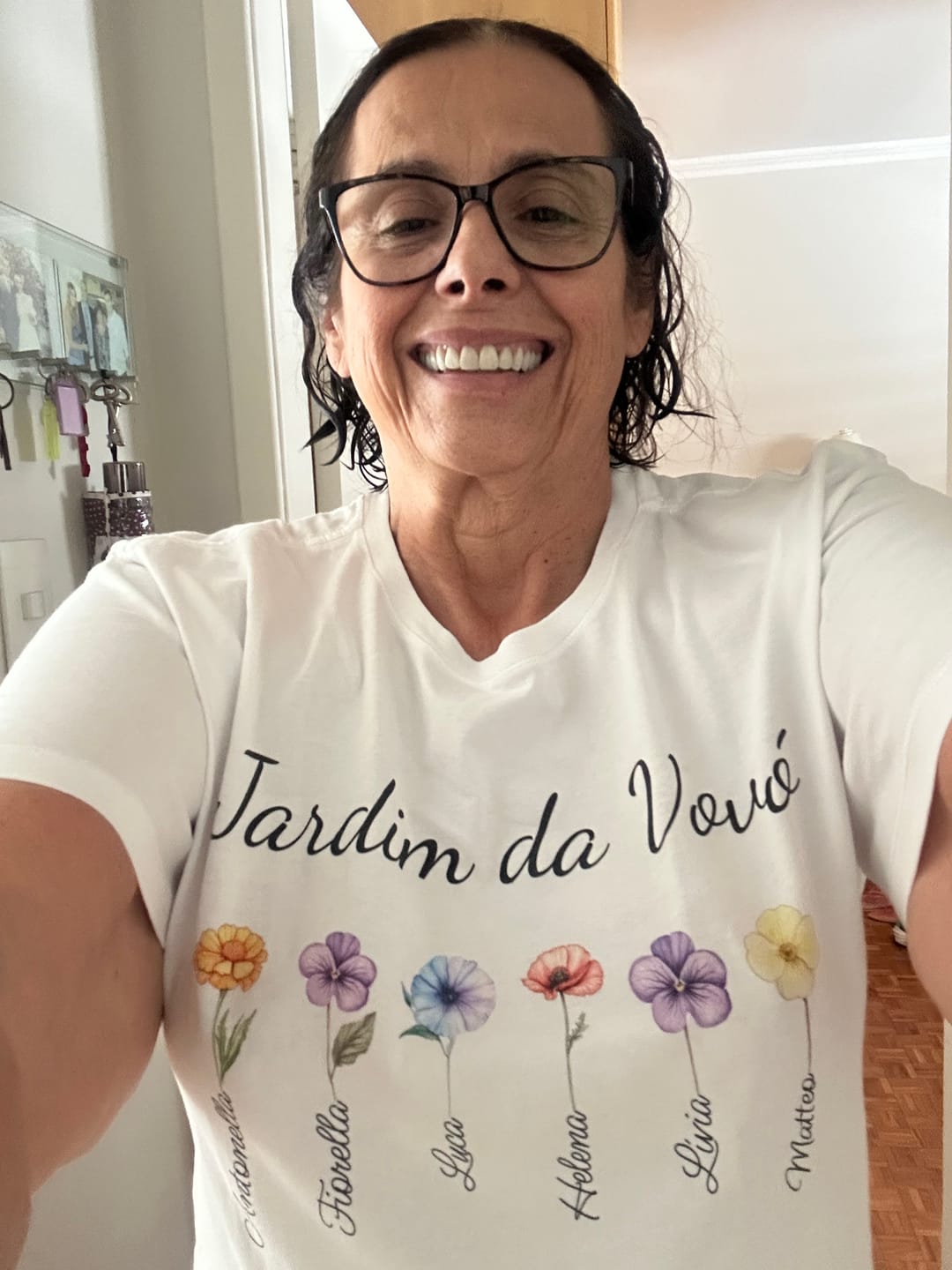 Customer photo review of Camiseta JARDIM DA VOVÓ - NOVAS FLORES  | Presente para Avó | Algodão 100%