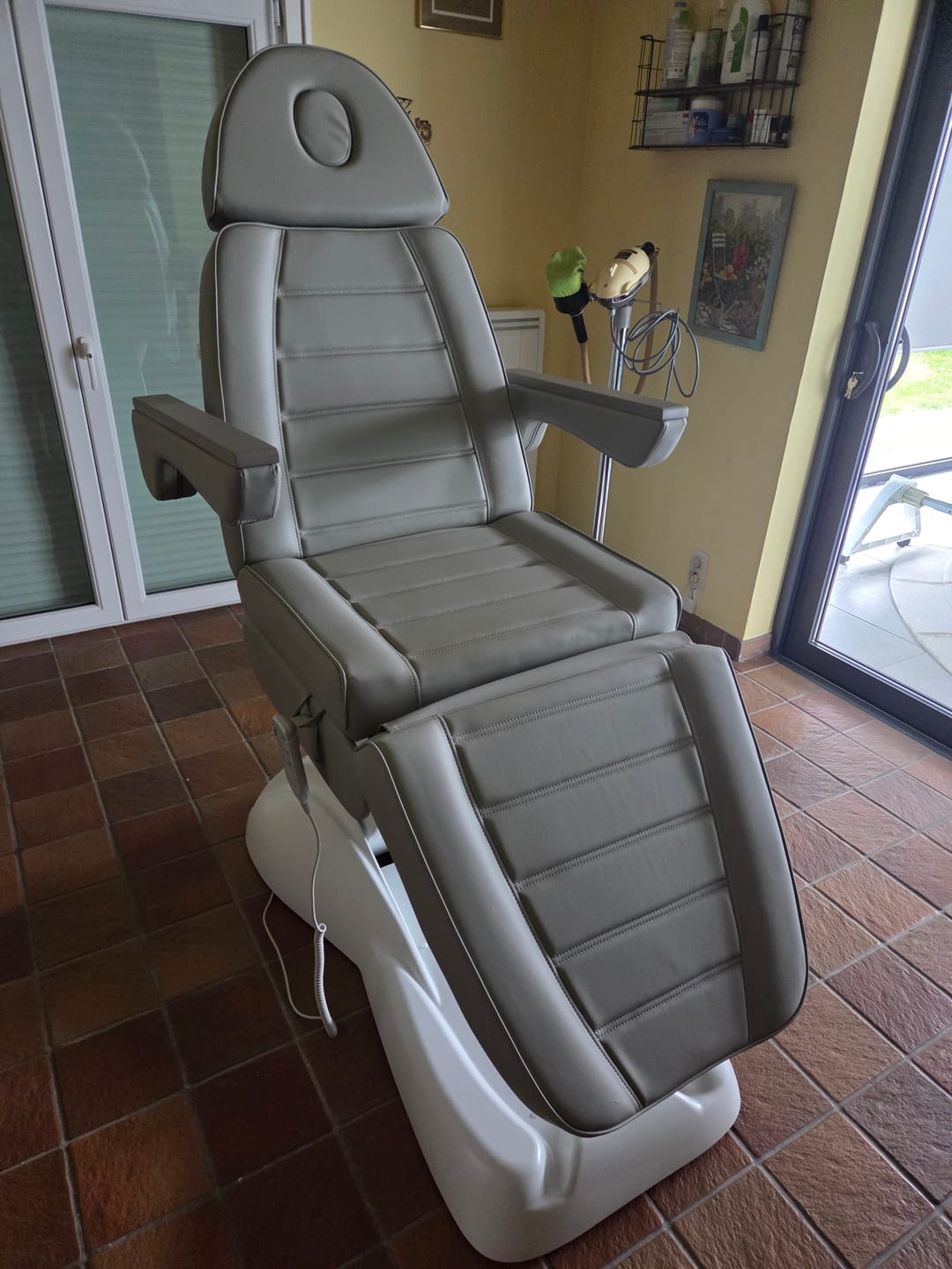 Customer photo review of Kosmetikliege Elektrisch | Leo PRO 4 | Kosmetiksessel mit elektrischer Verstellung | Handfernbedienung | 3 Jahre Garantie