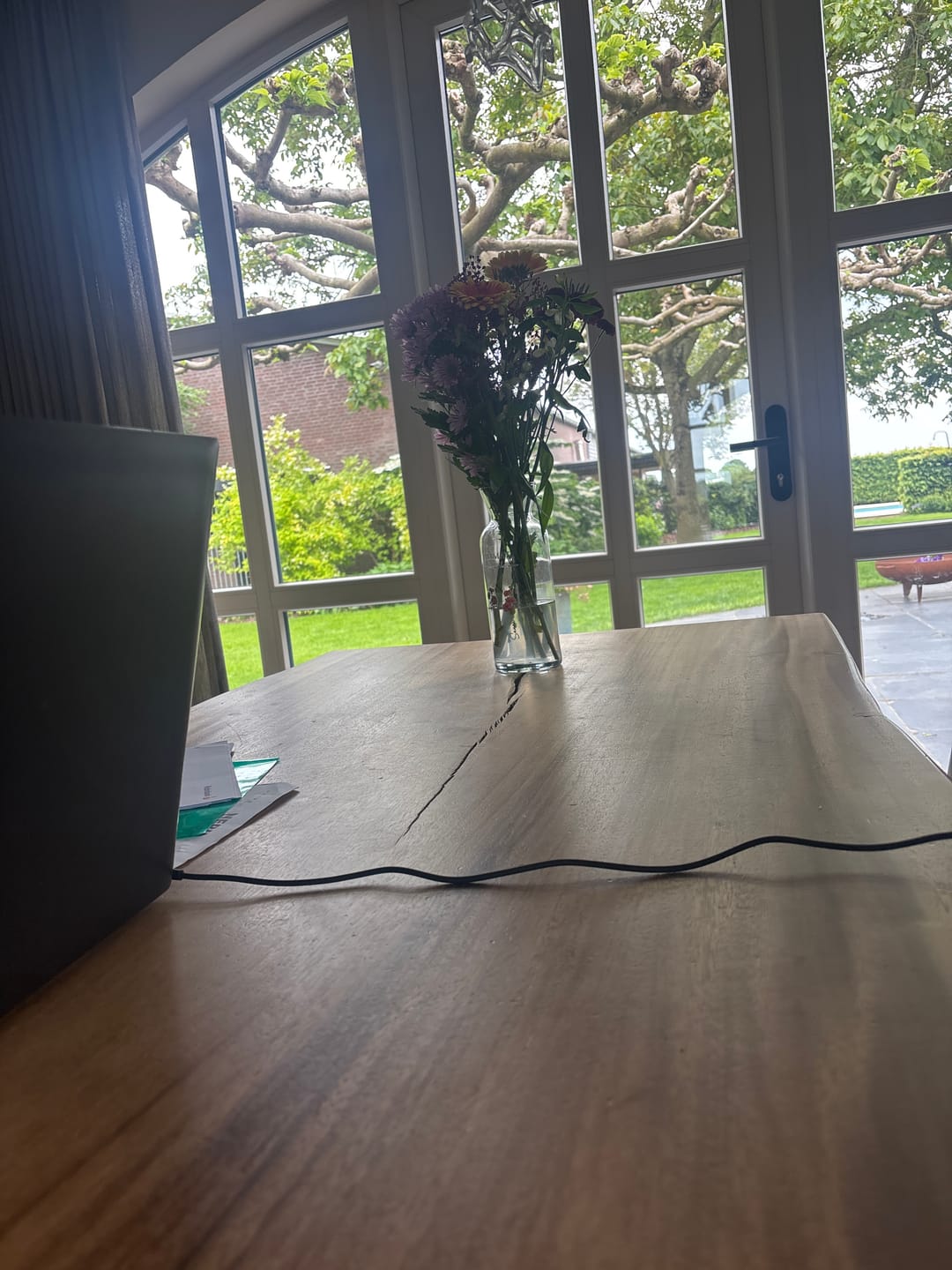Customer photo review of Mama’s tuin – Gepersonaliseerde glazen vaas met naam en bloemen voor mama en oma