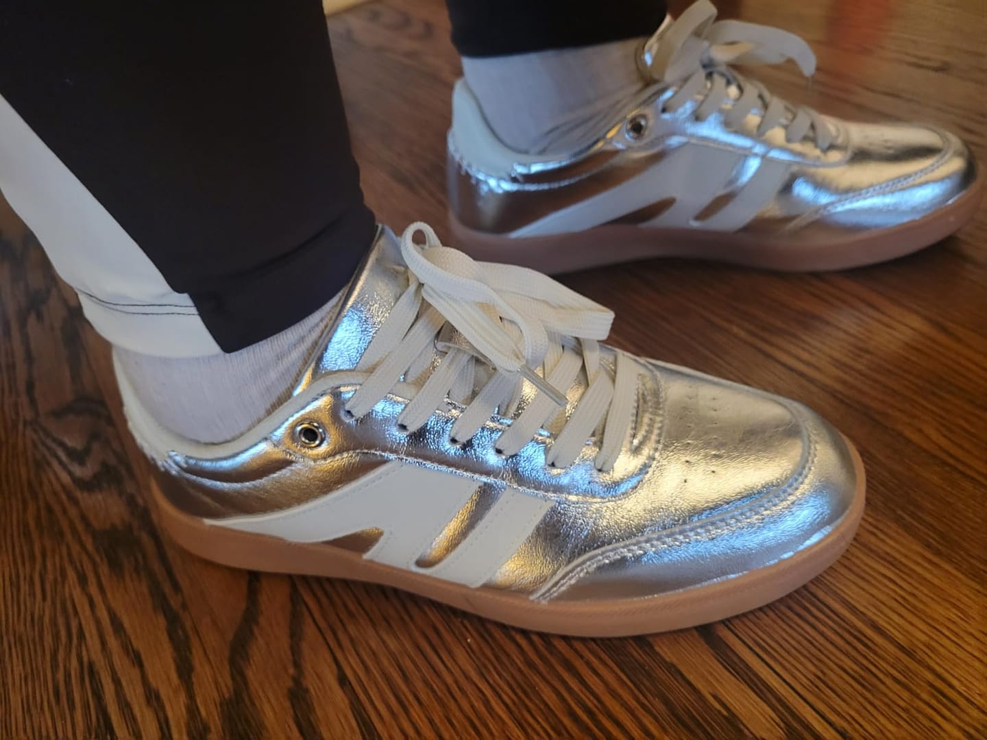 Customer photo review of Women's Fashion Anti-Slip Leather Sneakers